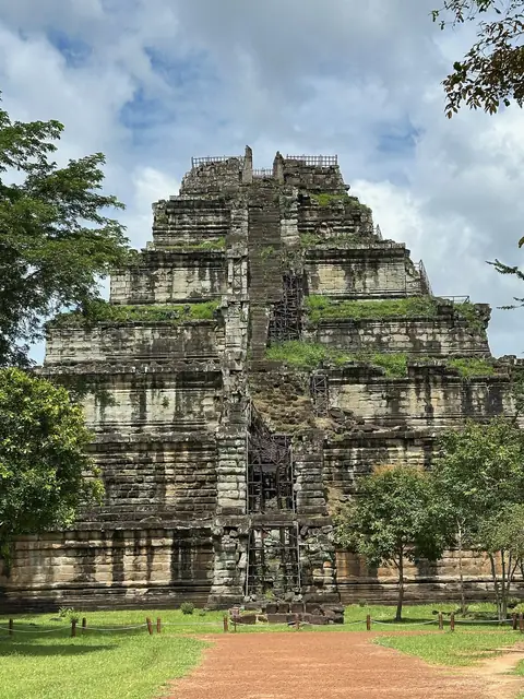 Koh Ker (Lingapura) and Prasat Thom